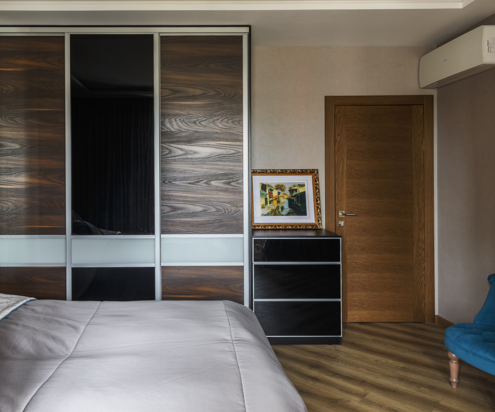 Спальня в оттенках крема и шоколада