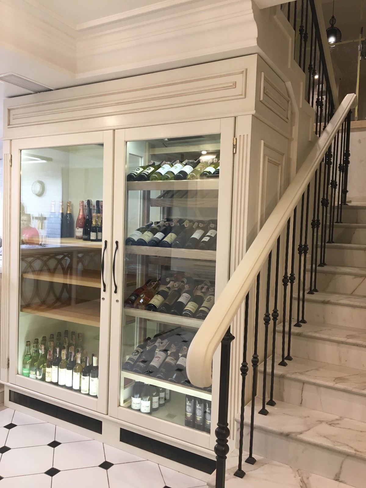 Обложка проекта: винные шкафы в ресторане Кропивницкий