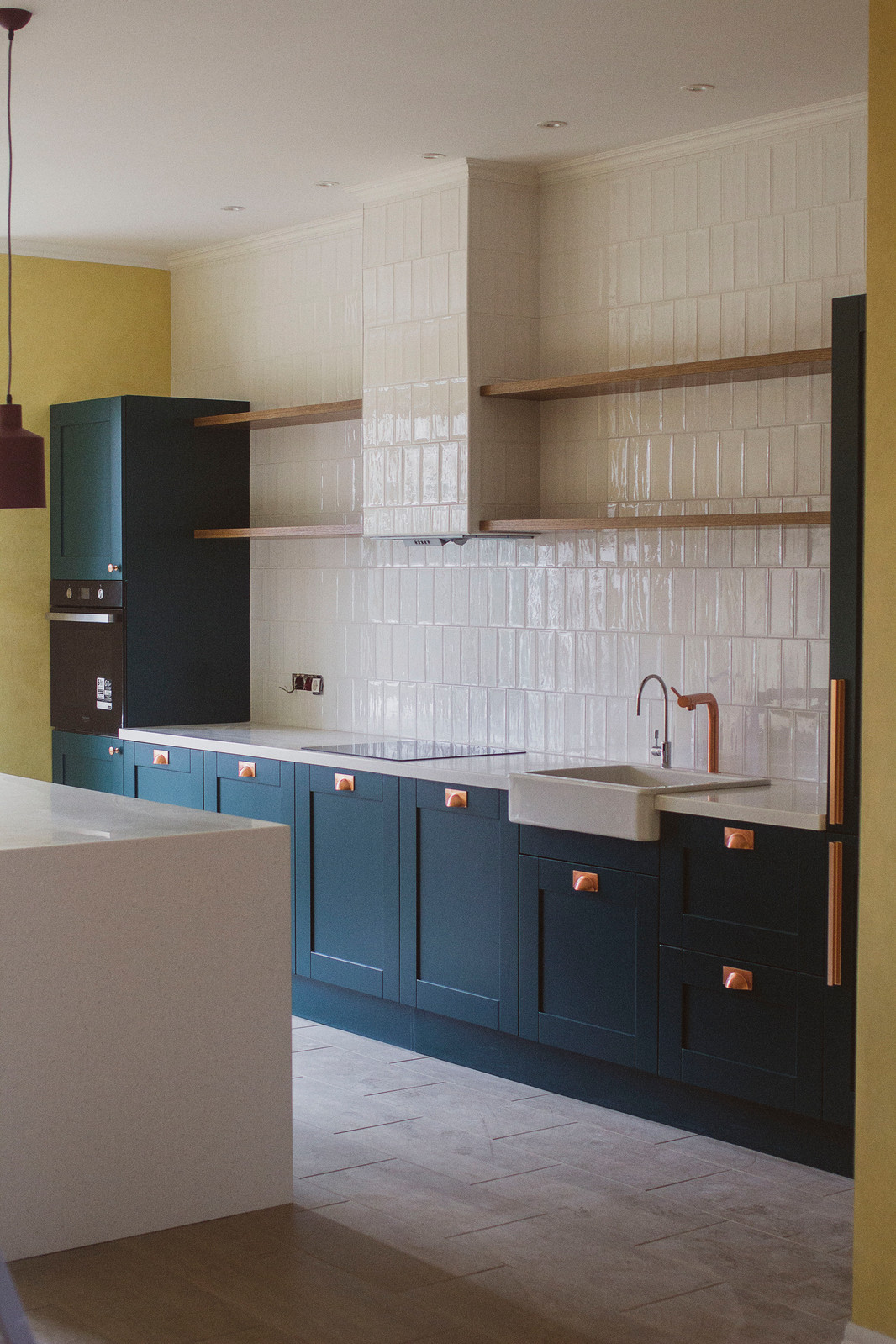 Изумрудная кухня в частном доме