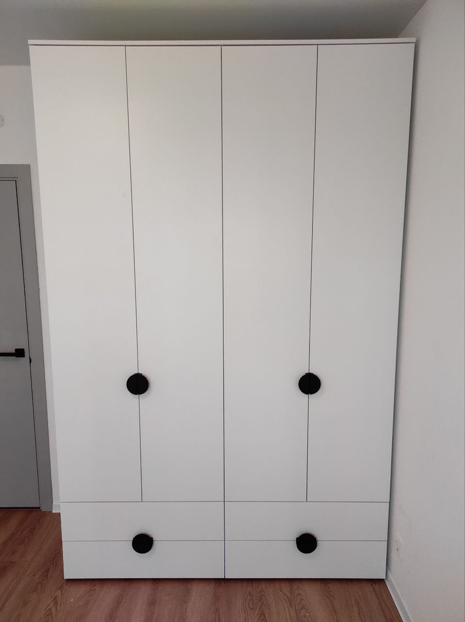 Распашные шкафы