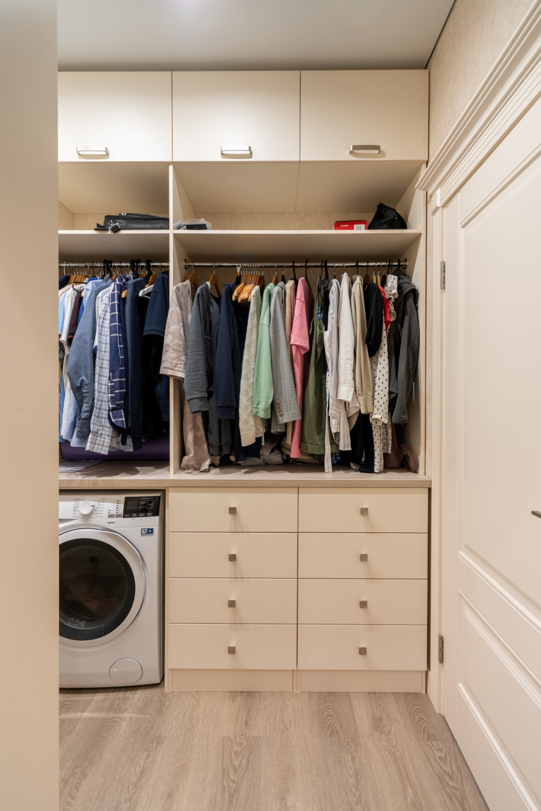 Красивая кухни и вместительная гардеробная