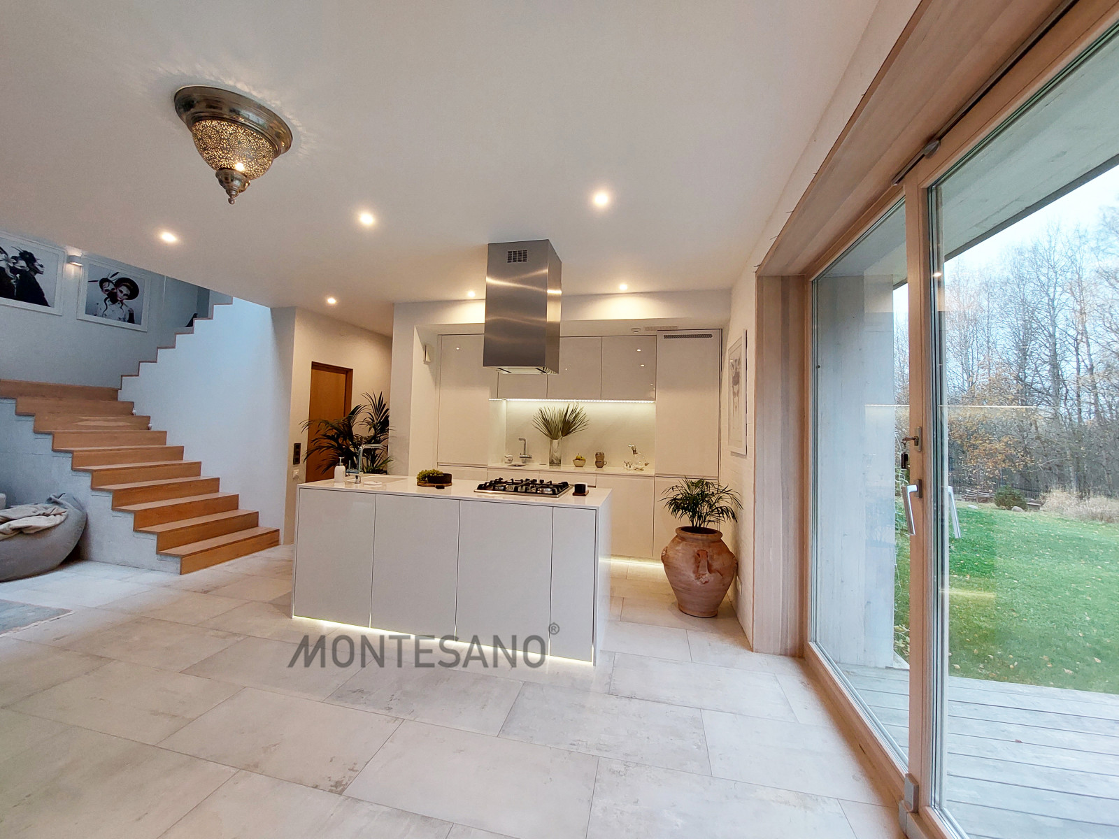 Кухня с островом в загородный дом