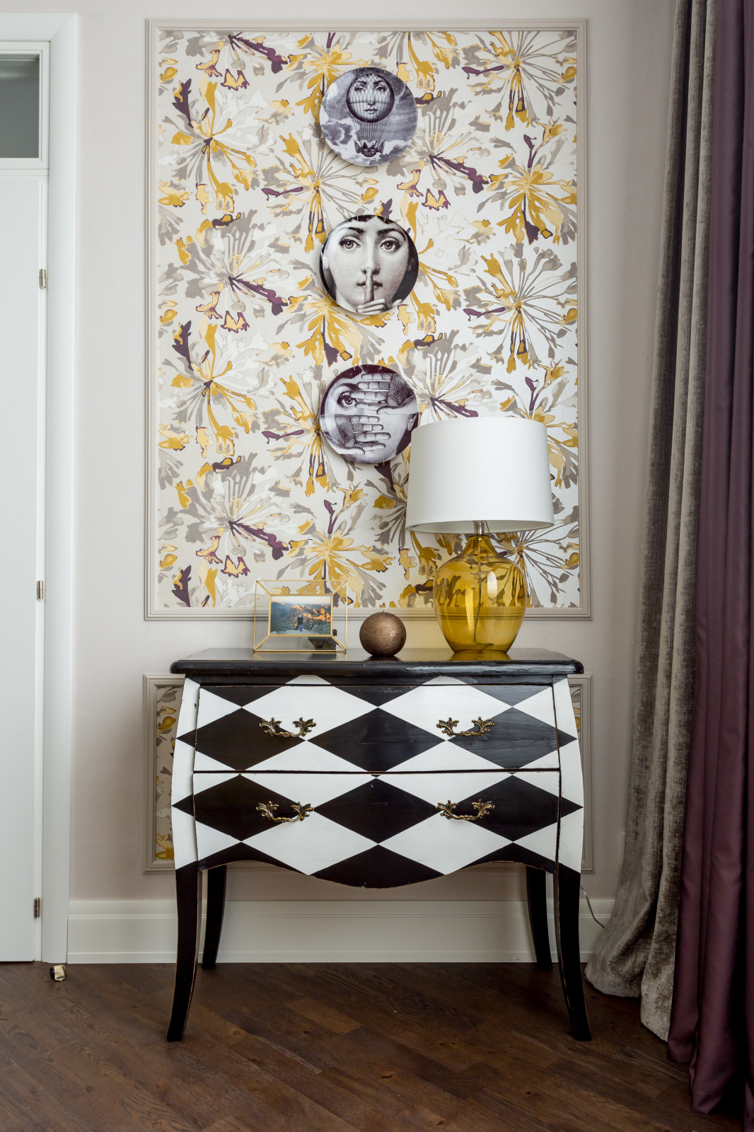 Белое, черное и яркие тона - реализованный проект квартиры в Москве.