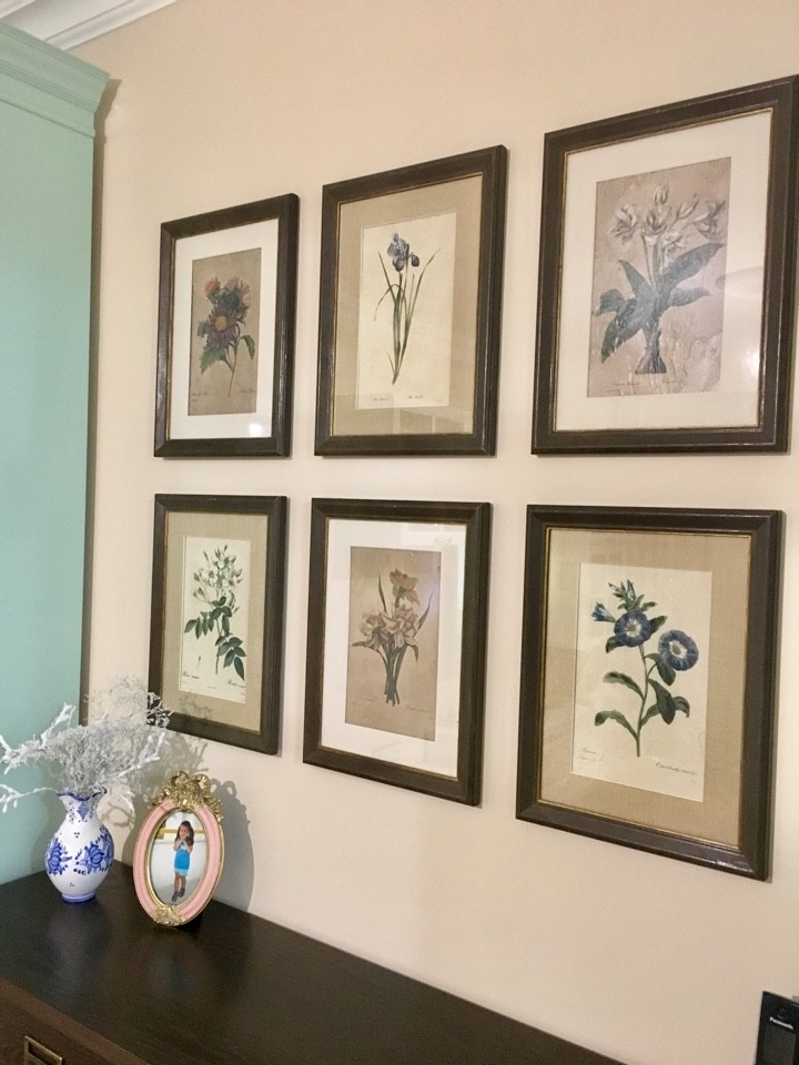 Комплект картин в интерьере гостиной