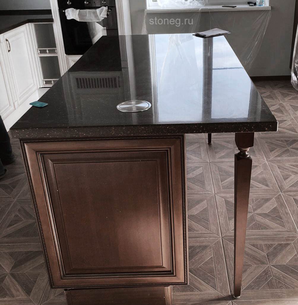 Классический интерьер кухни со столешницами из искусственного камня