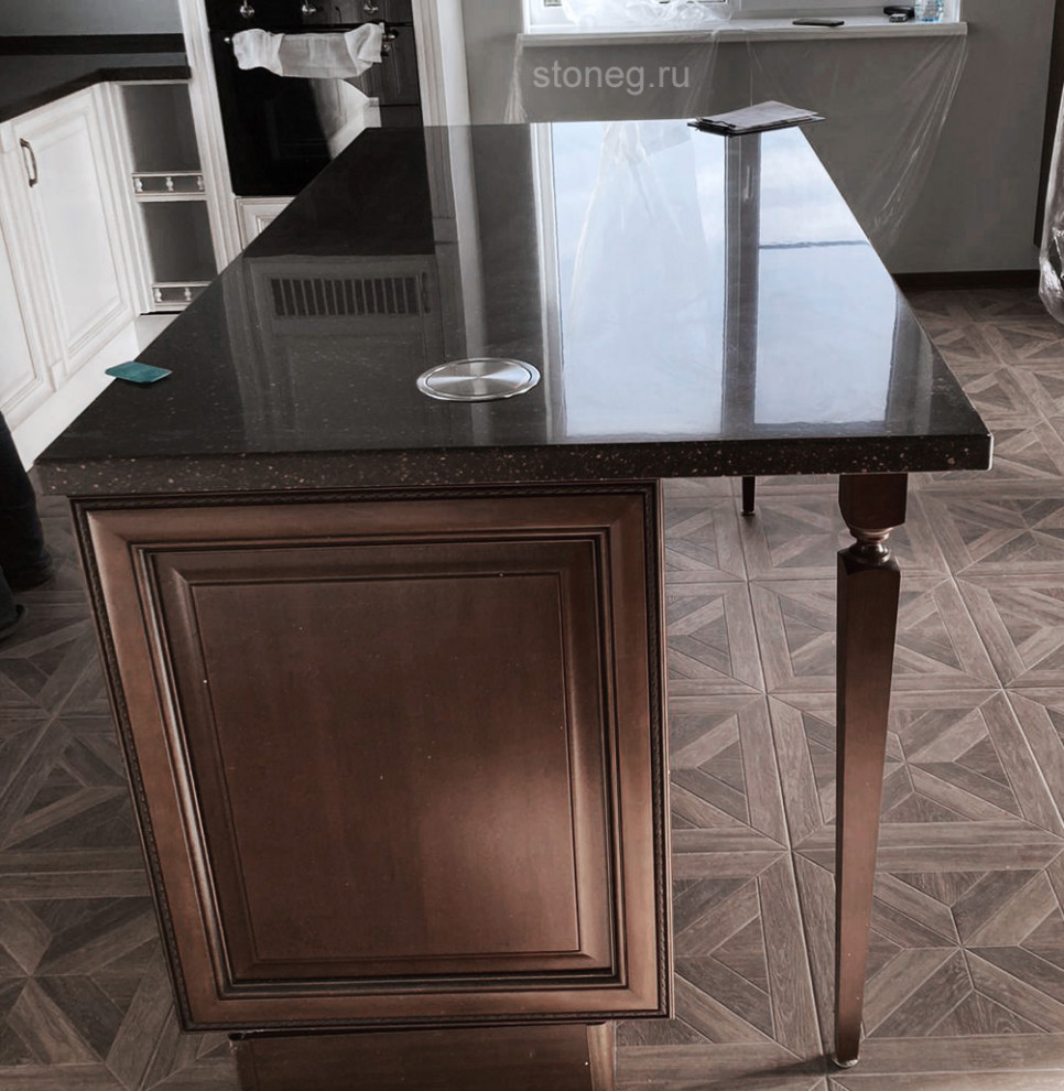 Классический интерьер кухни со столешницами из искусственного камня