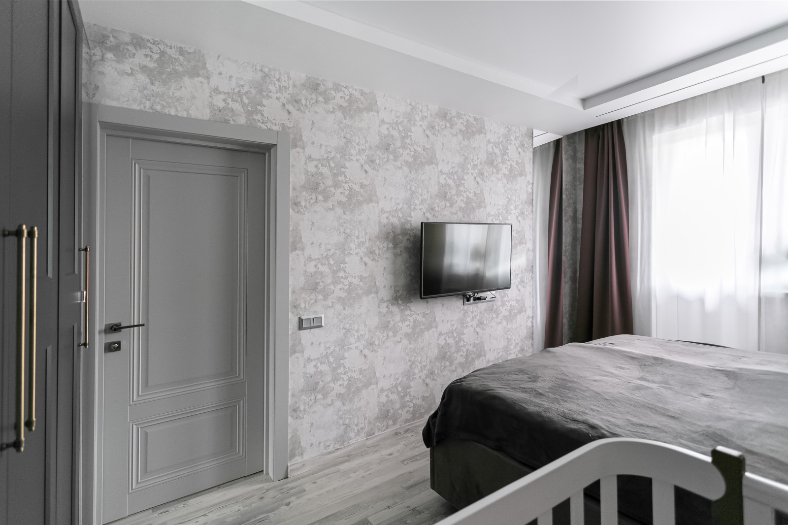 Москва Донецкая 26 (2-комнатная)серые двери,обои под штукатурку,