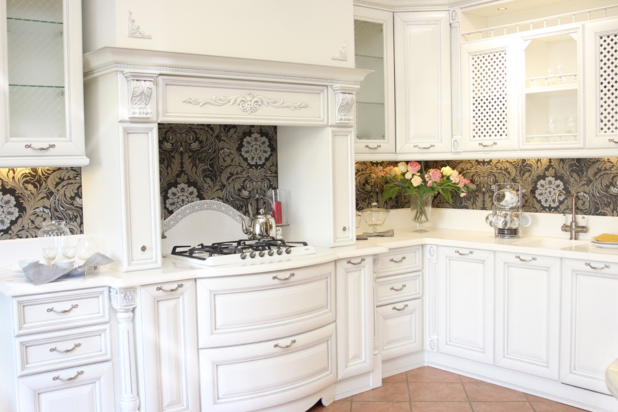 Белая кухня в викторианском стиле (реализованный проект)