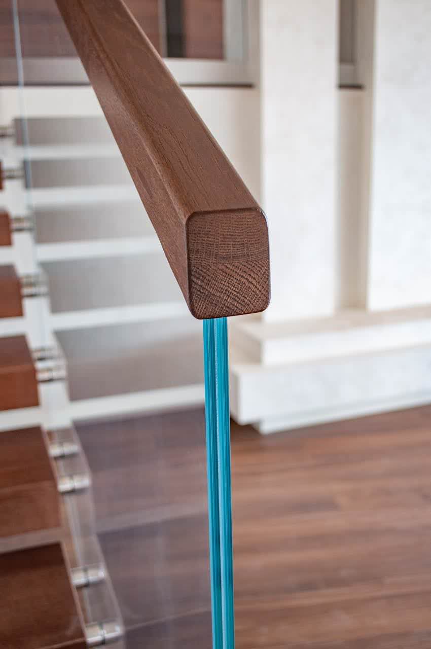 Консольная лестница в доме с несколькими уровнями пола