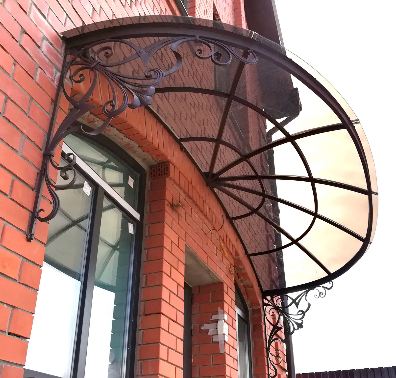 Обложка проекта: Навес кованый с монолитным поликарбонатом