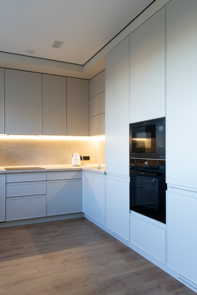 Монохромная кухня до потолка с интересными решениями