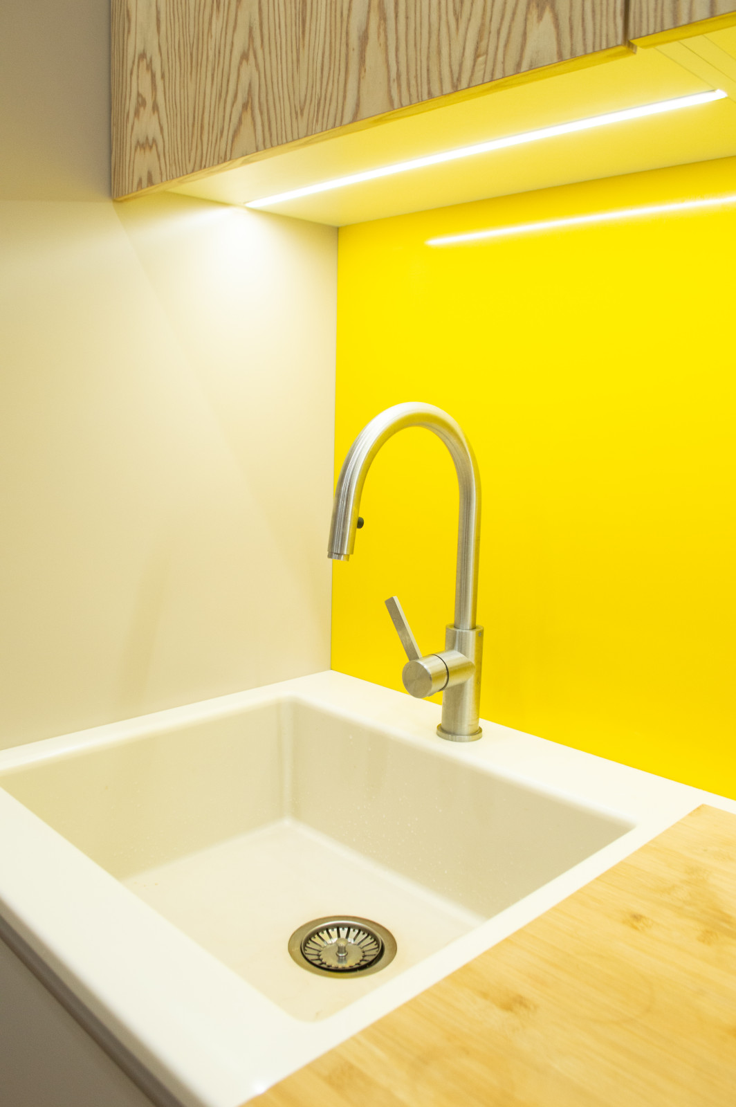 Яркая современная кухня