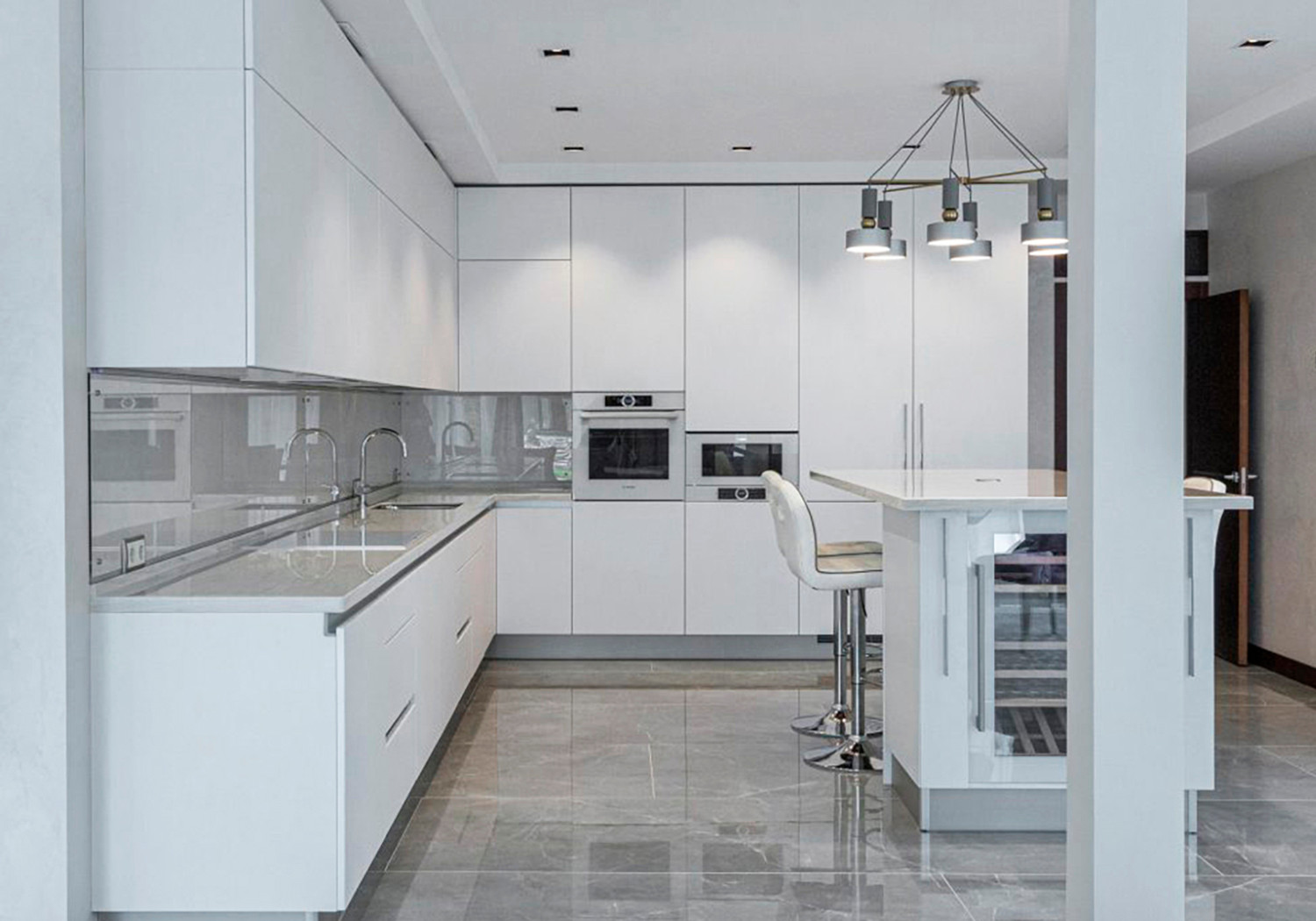 Обложка проекта: Белая кухня с белой столешницей