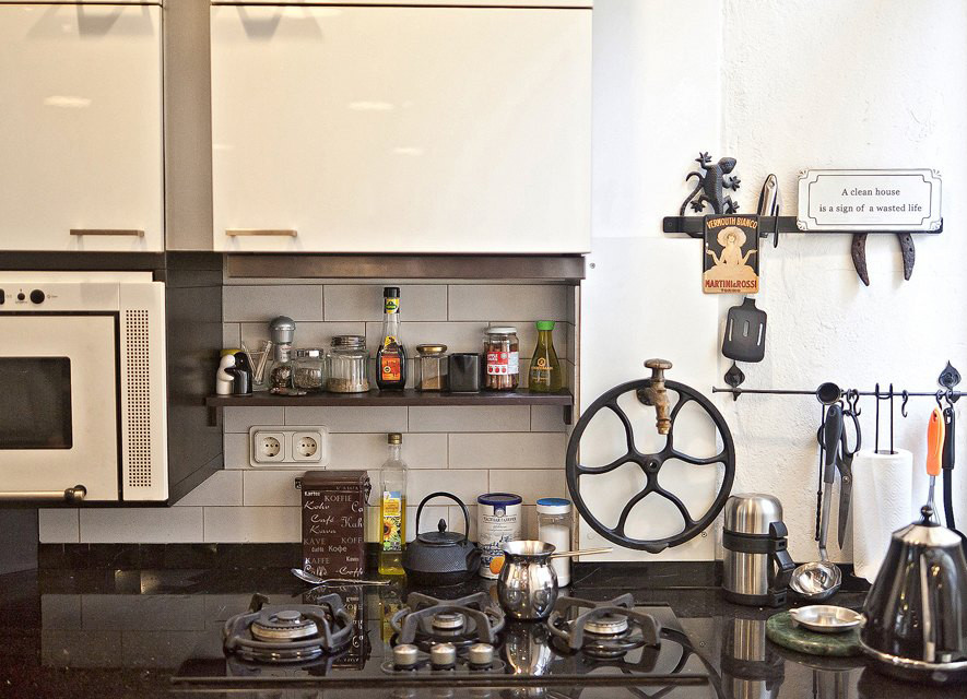 Двухъярусная квартира с кирпичной кладкой, антикварными деталями и секретным бал