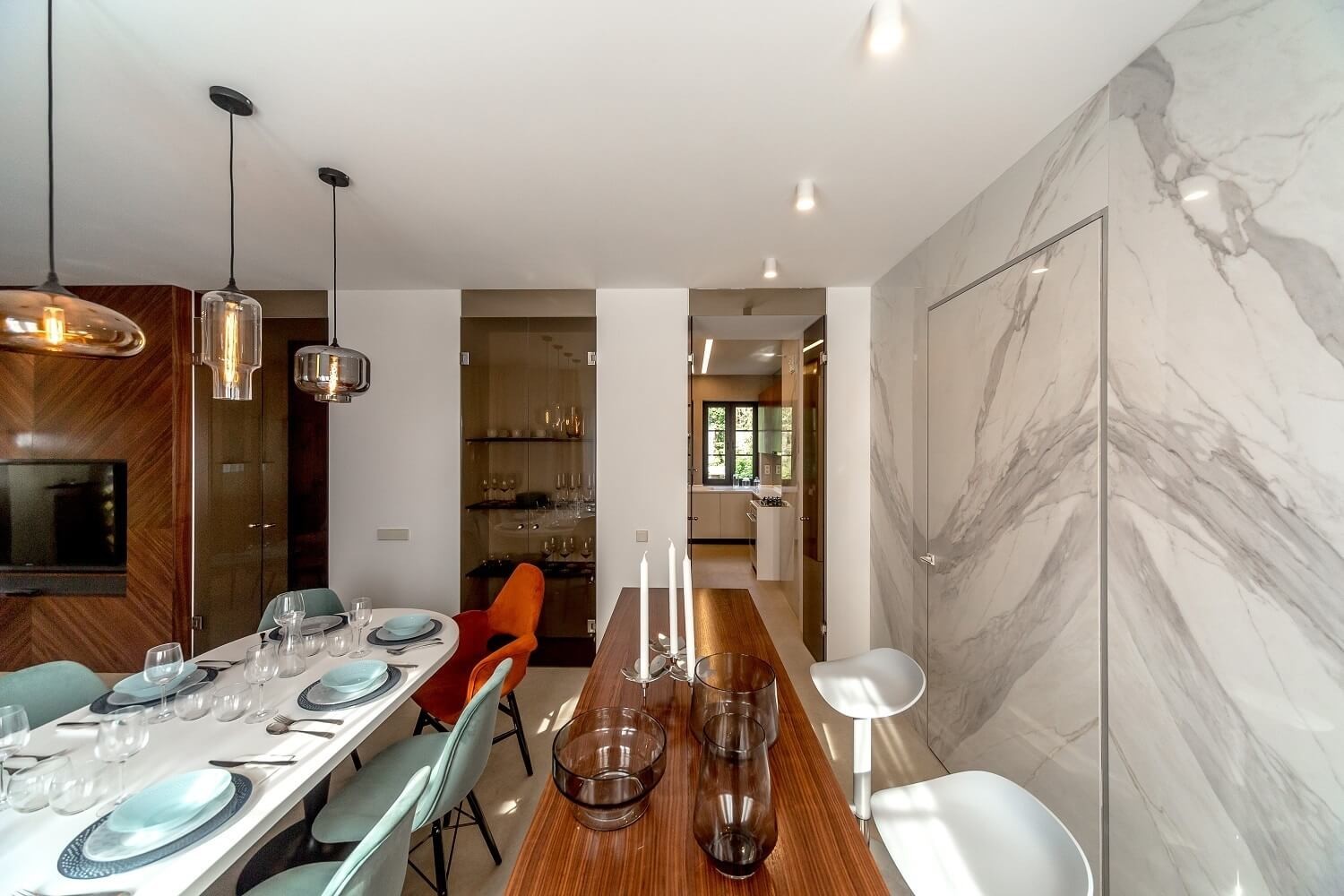 Гостиная с видом на кухню