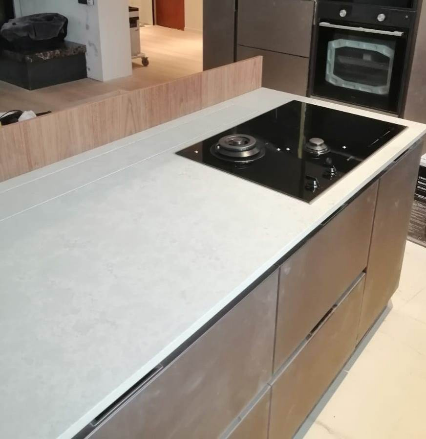 Столешница, остров и барная стойка из кварцевого агломерата