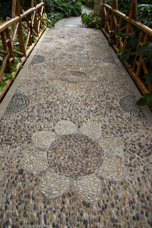 Мощение узорами с использованием разных материалов.