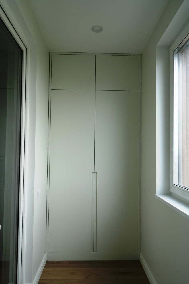 Еще одна серая кухня в большом проекте современной московской квартиры