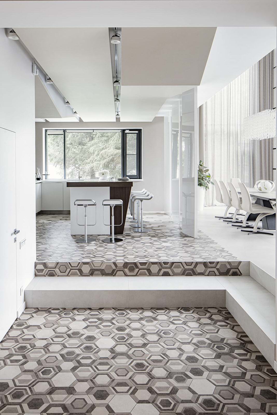 Большой красивый белый дом