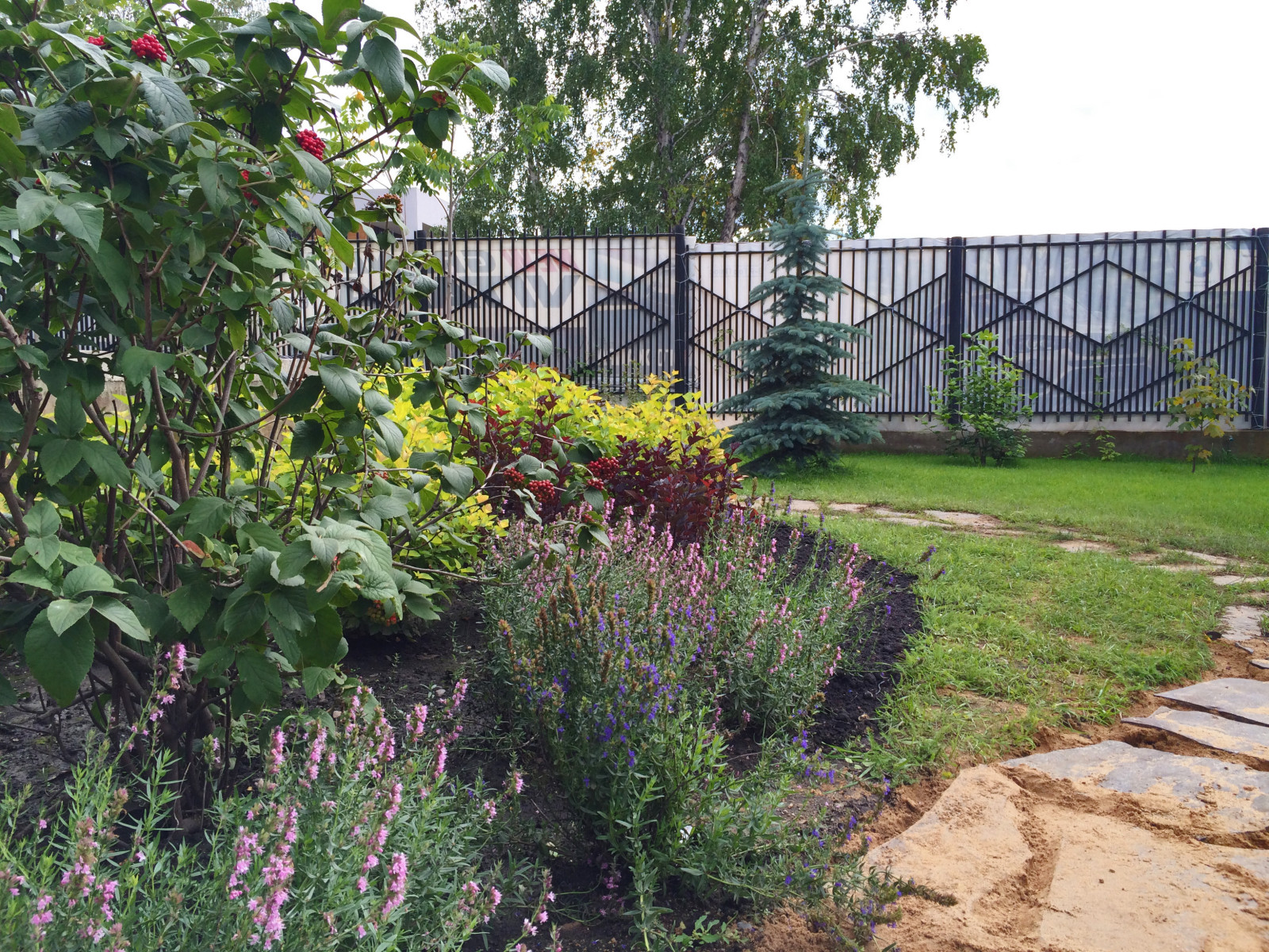 Сад с водоемом