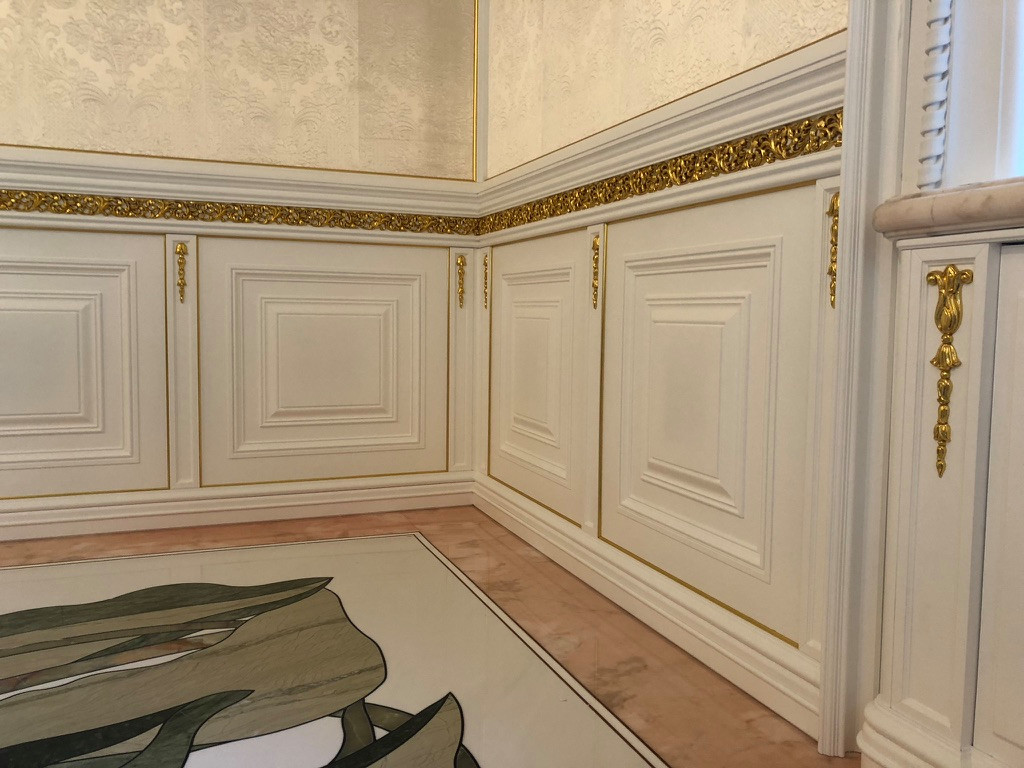 Панели с дверьми.