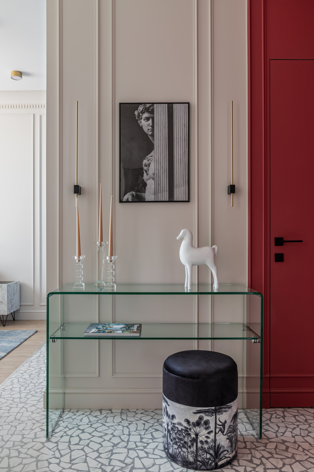 Цвет, неон и греческие богини - современная квартира 35 м² для блогера в Москве