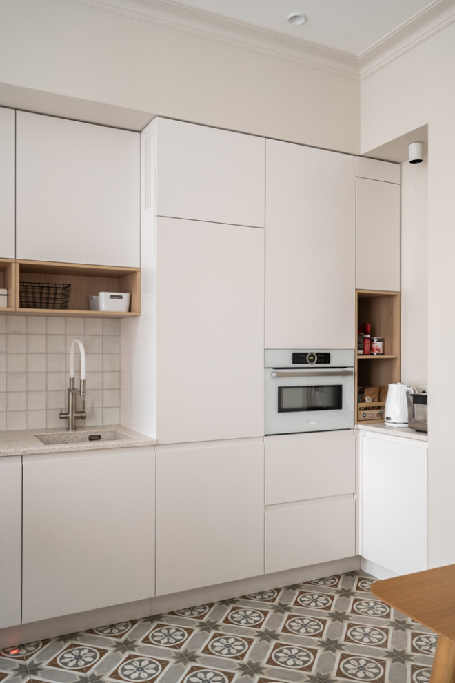 Московская квартира с двумя санузлами и белой кухней