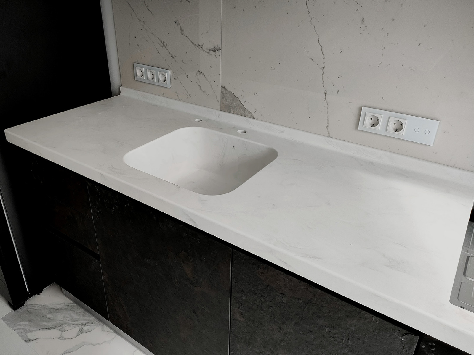 Столешница с мойкой и кухонный остров из искусственного камня Hi-Macs