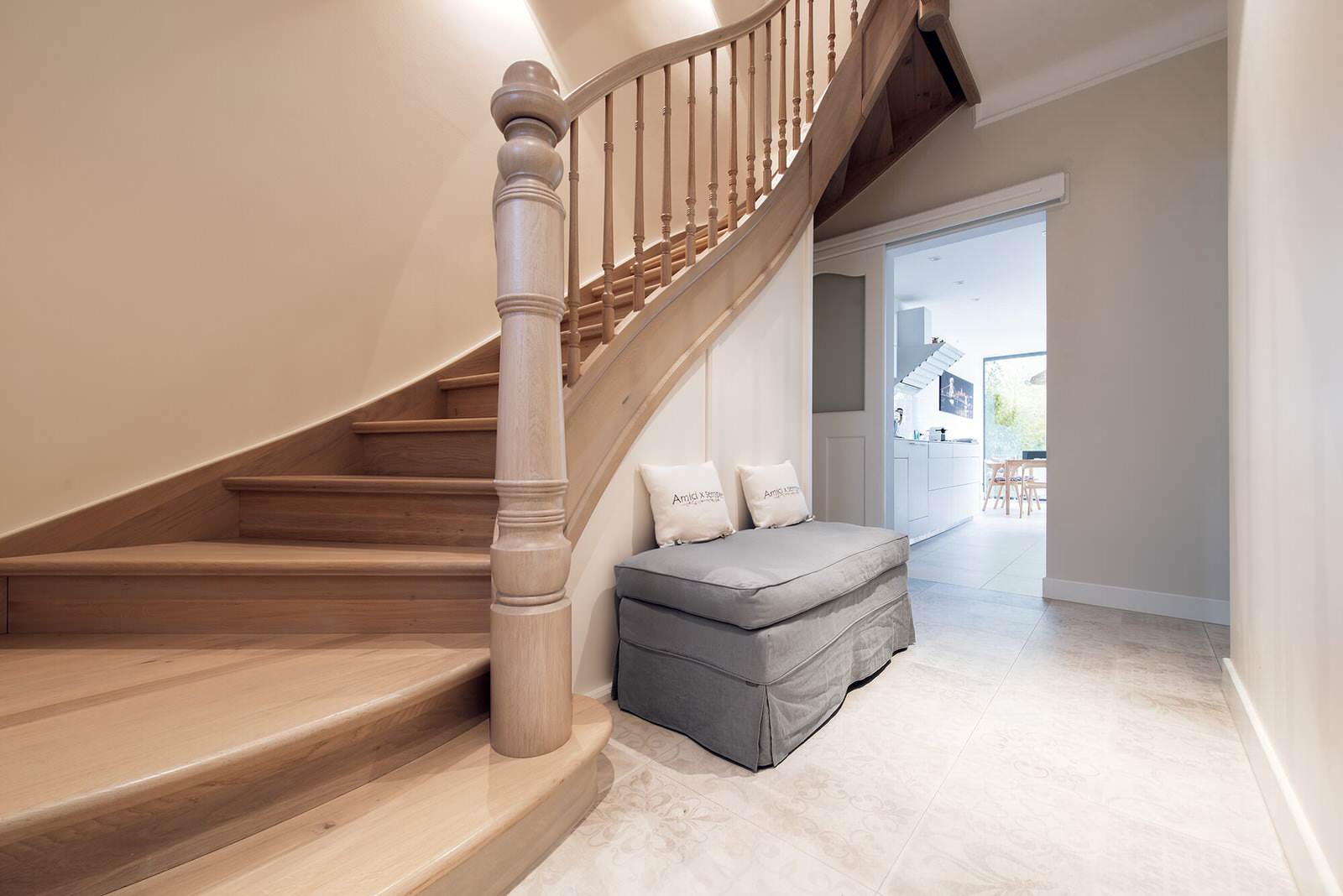 Классическая лестница из дуба с изогнутыми перилами