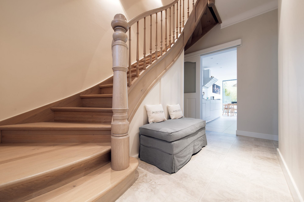 Классическая лестница из дуба с изогнутыми перилами