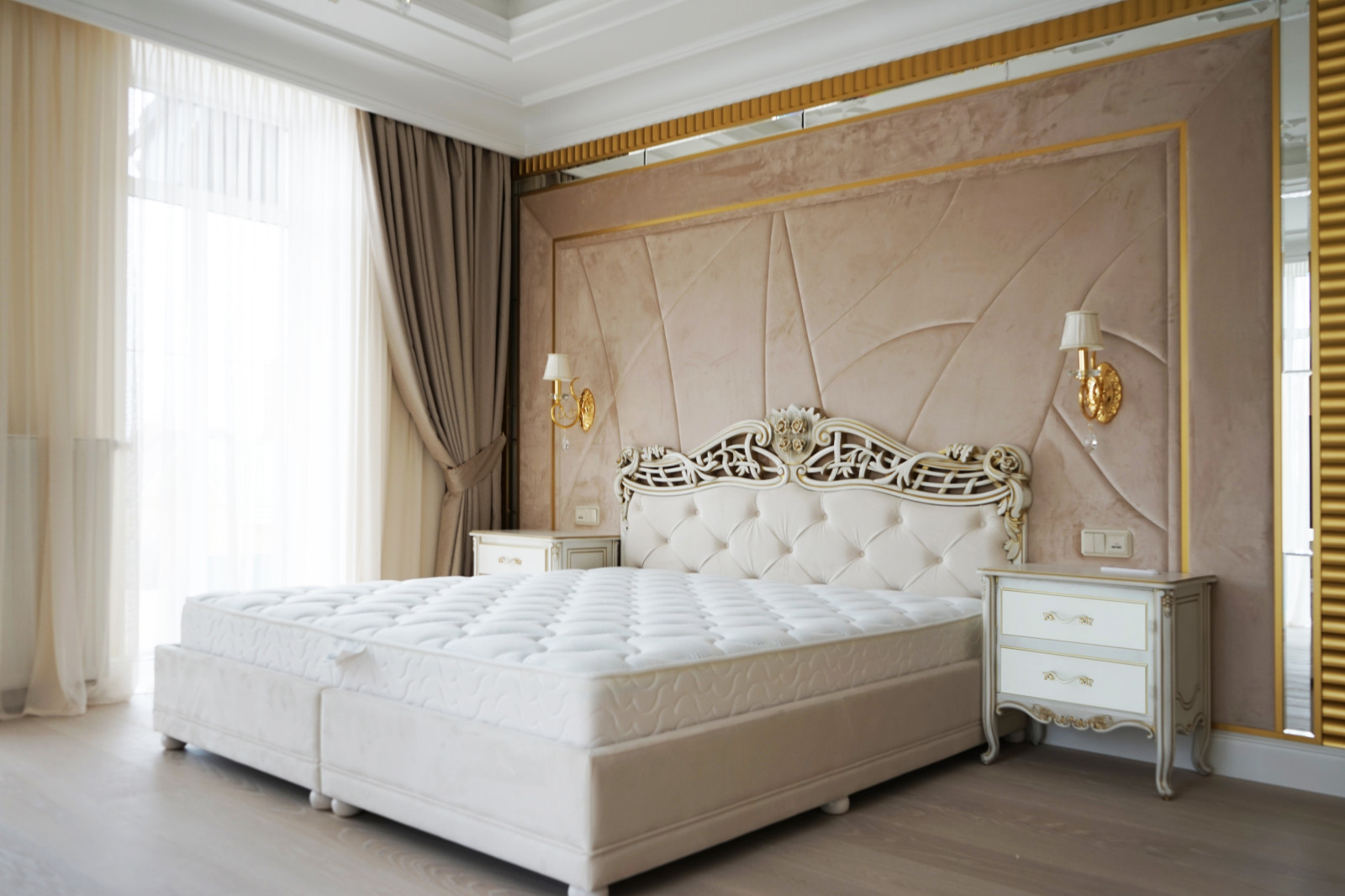 Фото готового интерьера. Второй этаж загородного дома, пространство спален в дом