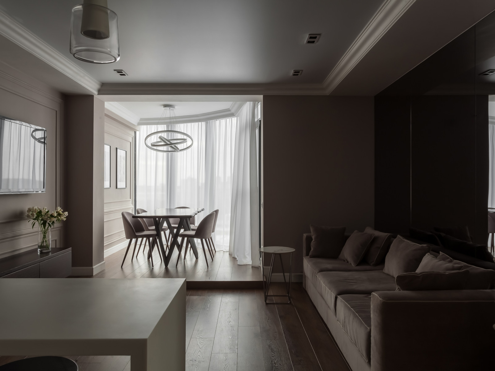 Квартира с двумя белоснежными котами