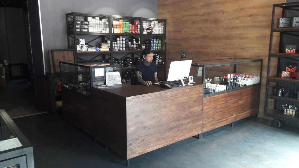 Изготовление мебели для магазина билдерского тату оборудования Тату Порт