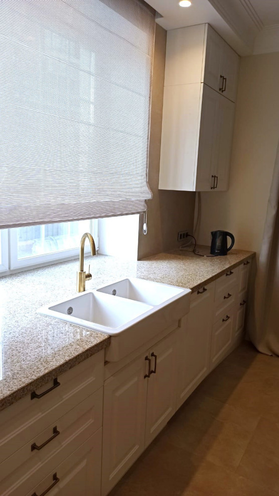 Обложка проекта: Угловая кухня в белом цвете с раковиной у окна