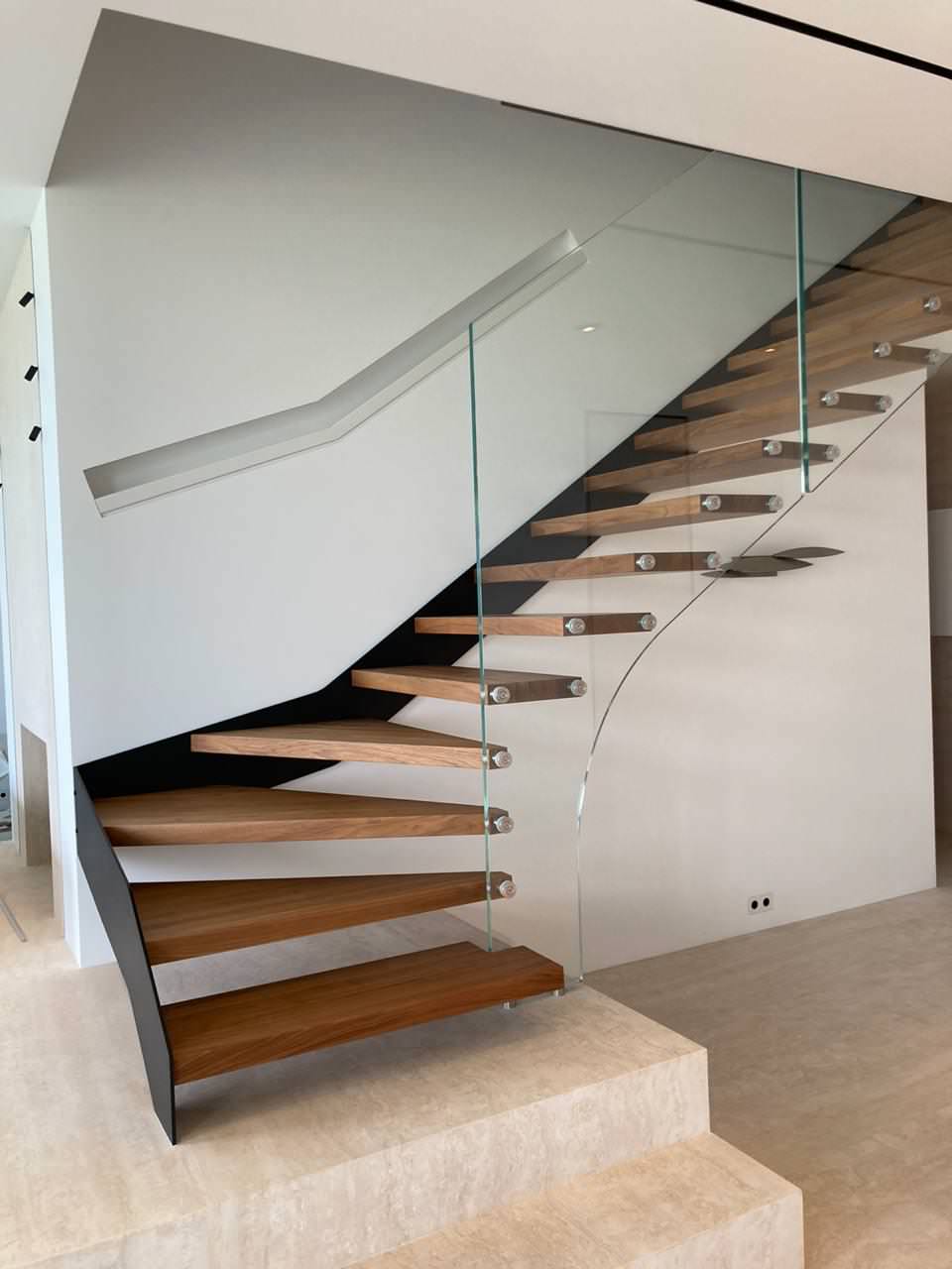 Современная лестница в квартире