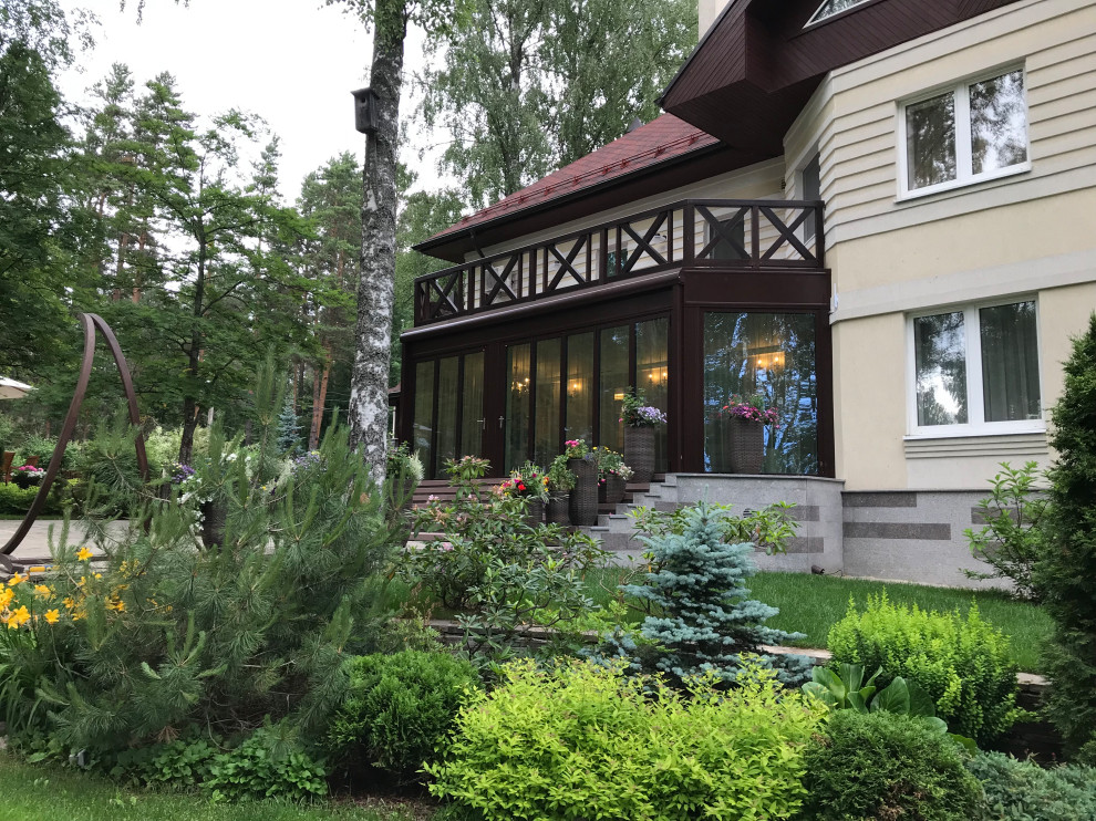 Зимний сад на берегу лесного озера