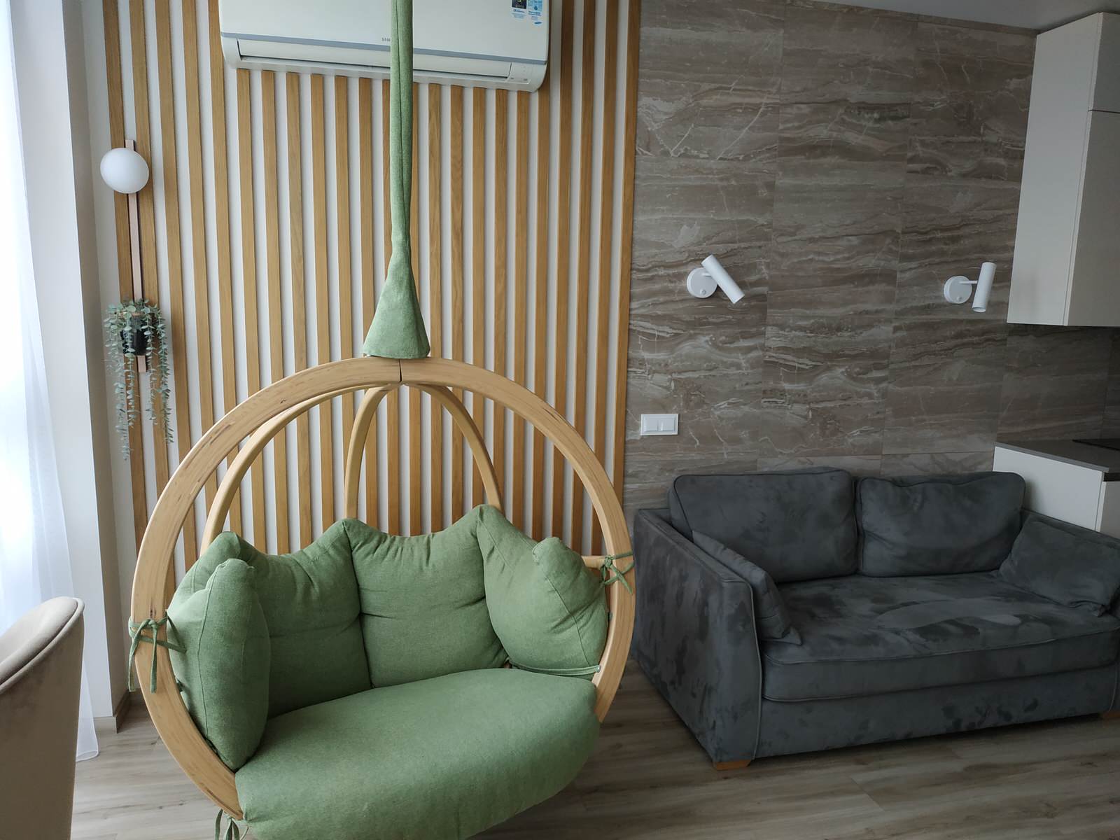 Экостиль с подвесным креслом