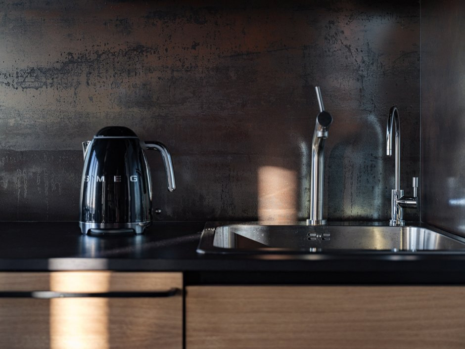 Квартира-студия с черным потолком в стиле лофт