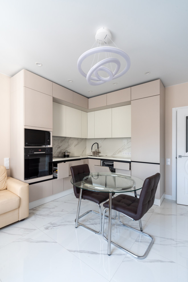 Бежевая кухня с рельефными фасадами