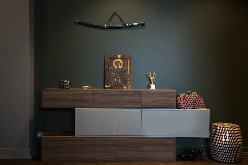 Старинные икона, сабля, фотокамера и современный камод