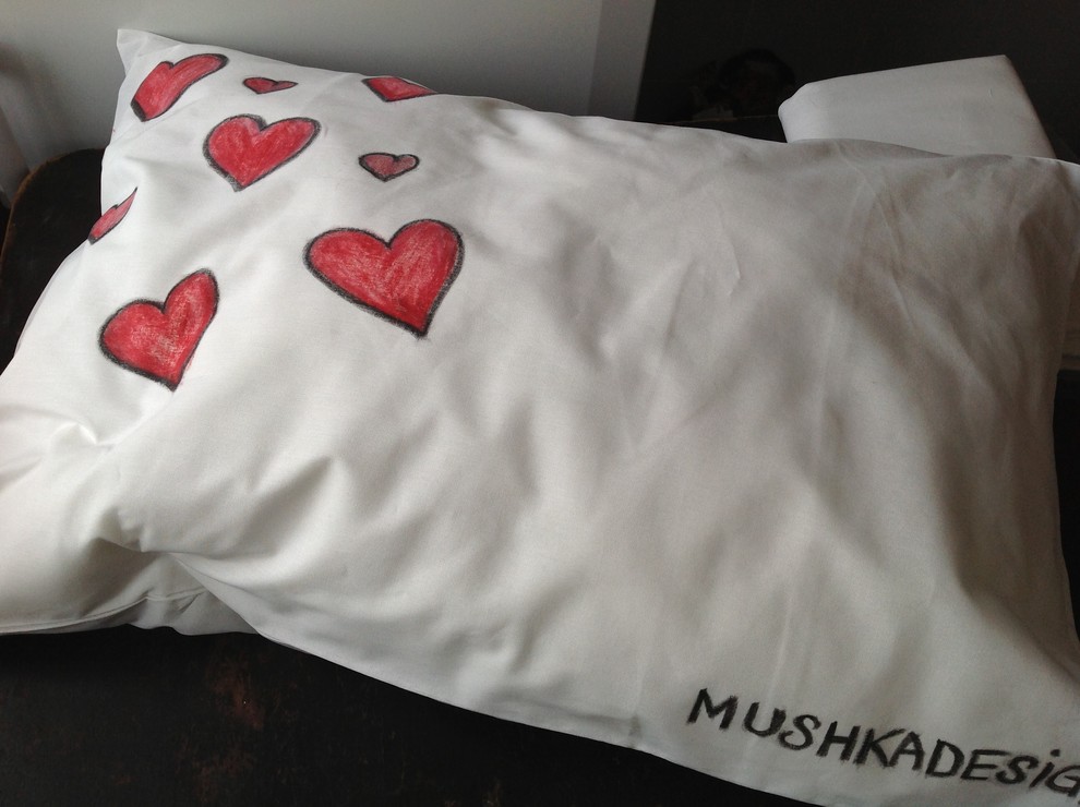 DIY: Постельные сцены — рисунки на ткани своими руками