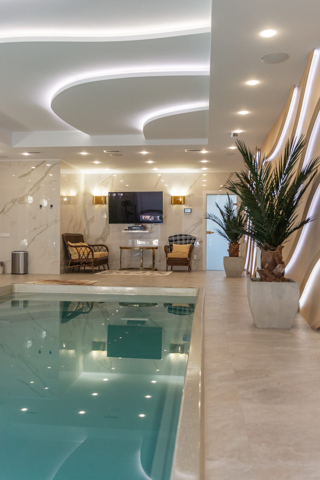 Дом с бассейном