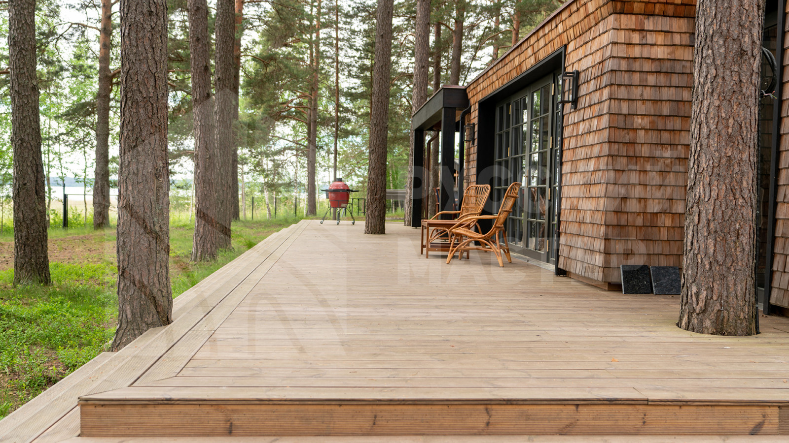 Современный дизайнерский дом с террасой и отделкой из дранки