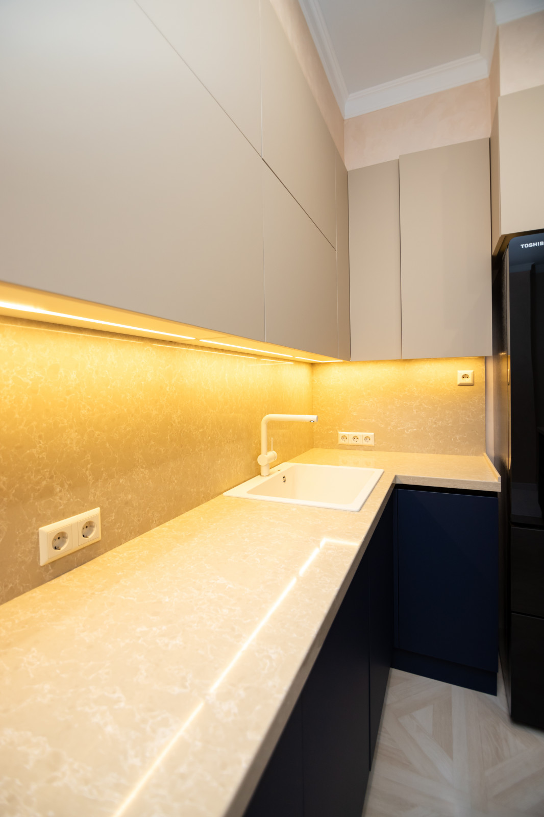 Бело-синяя кухня в современном стиле