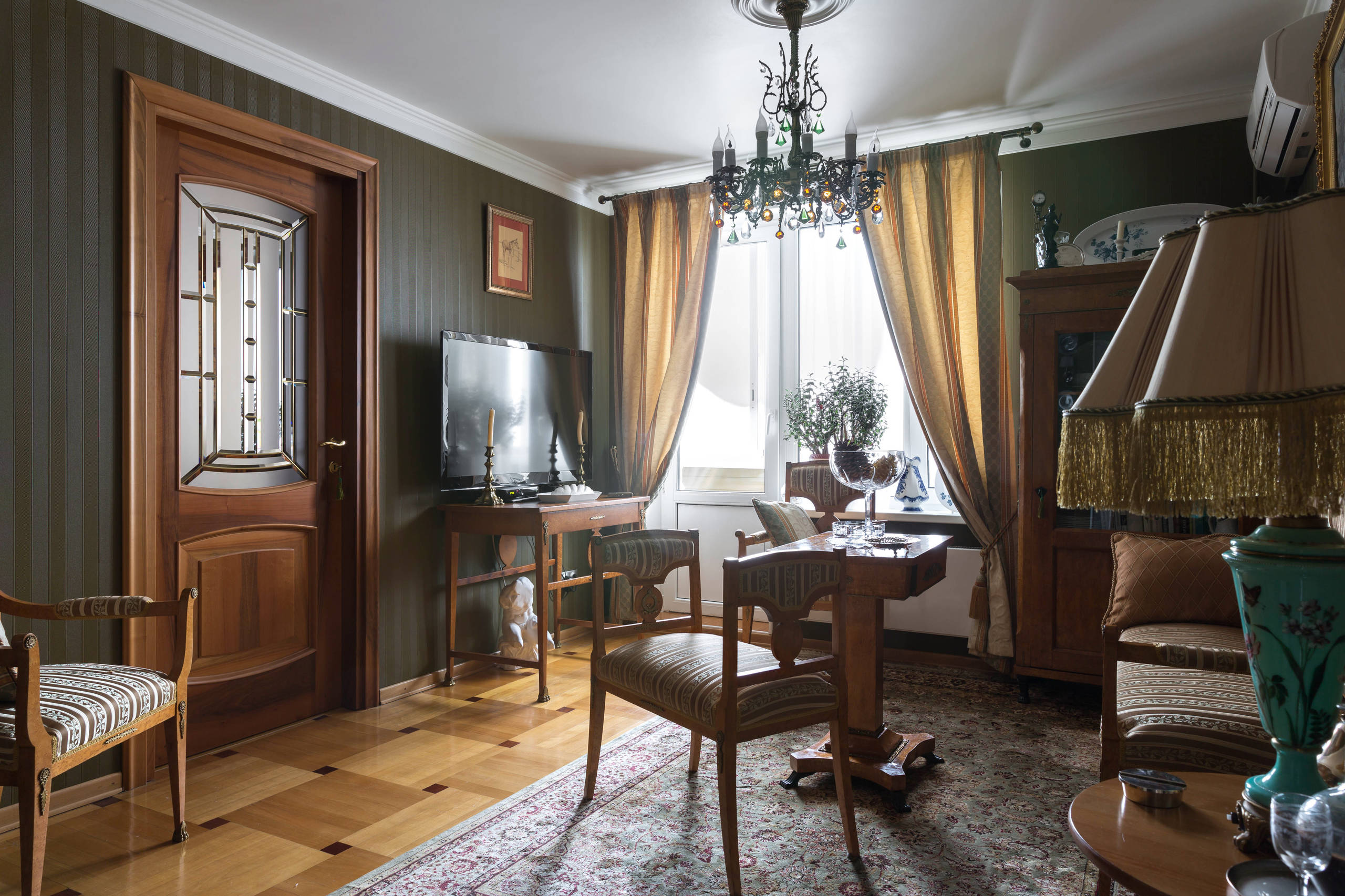 В гостях: Квартира юного ценителя антиквариата