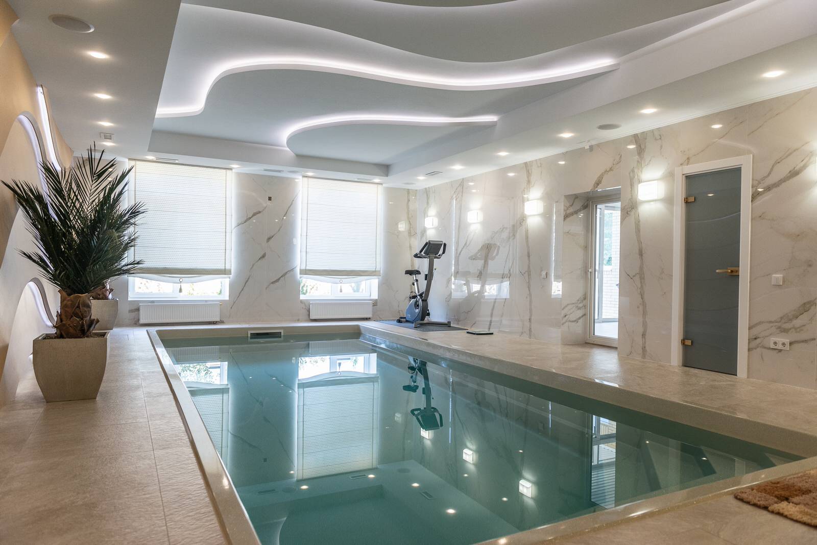 Дом с бассейном