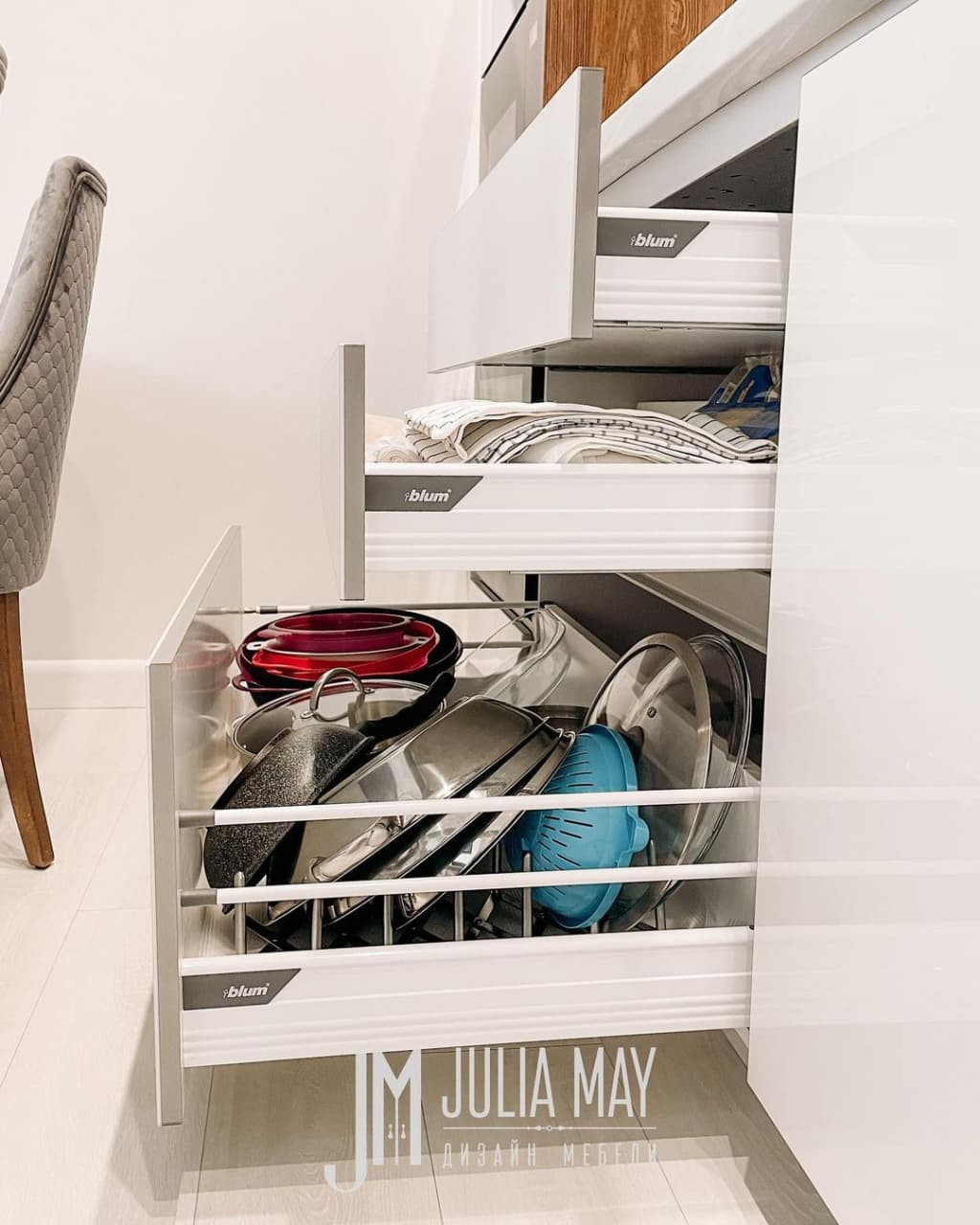 Прямая светлая белая кухня с древесными структурными фасадами