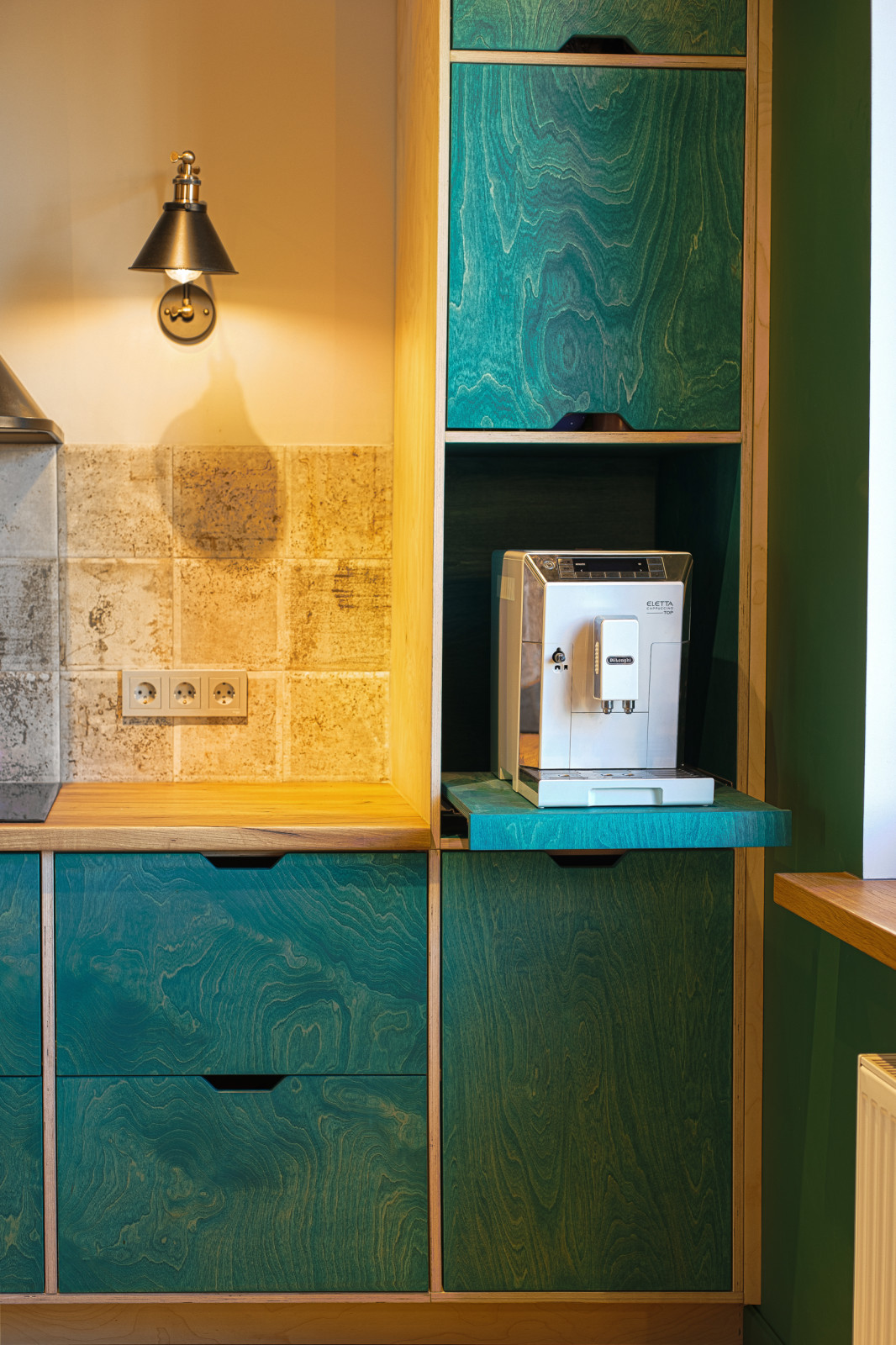 Кухня из фанеры с открытыми торцами ящиков.