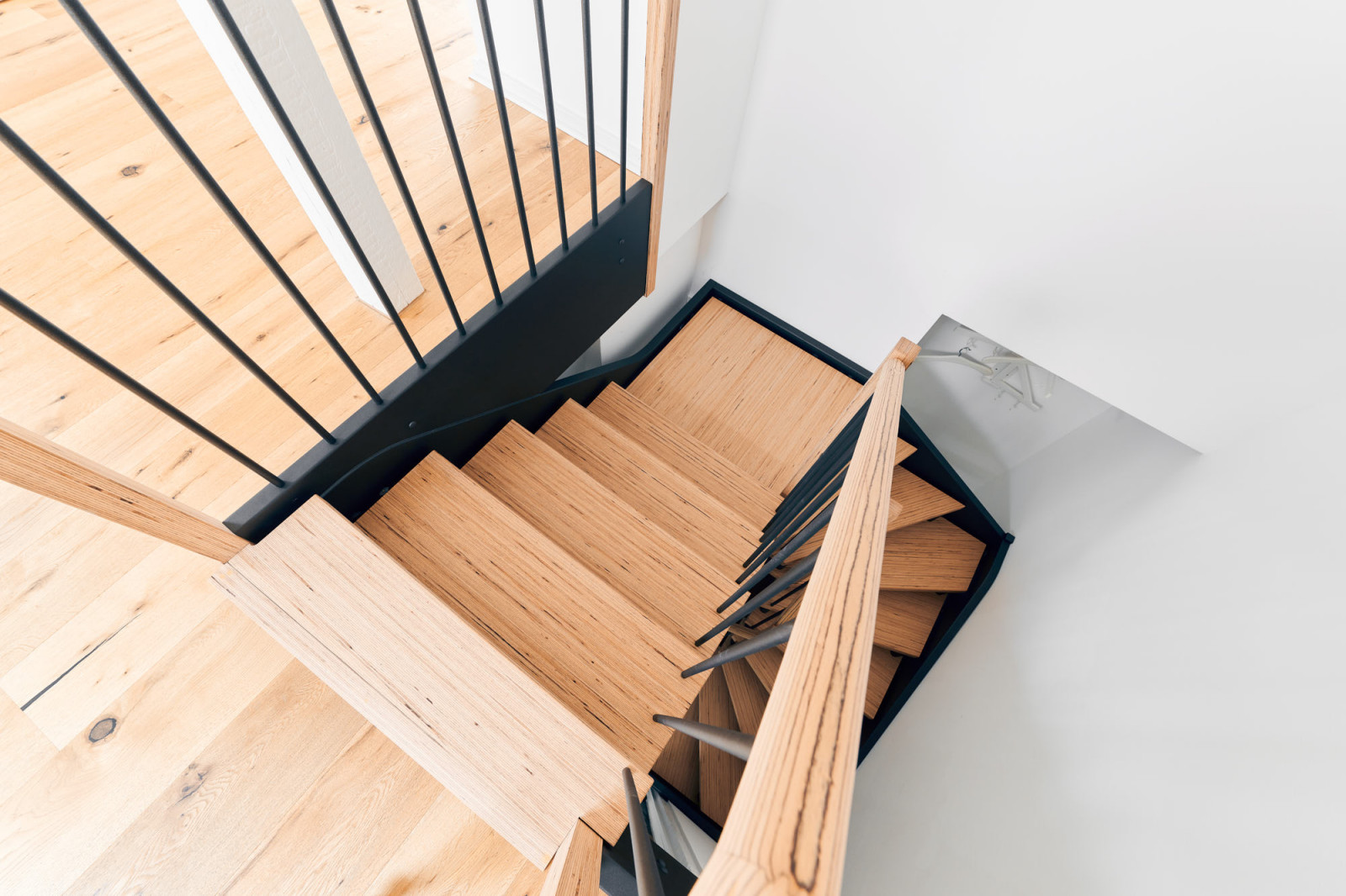 Лестница в квартире (BauBuche и элементы с эффектом необработанной стали)