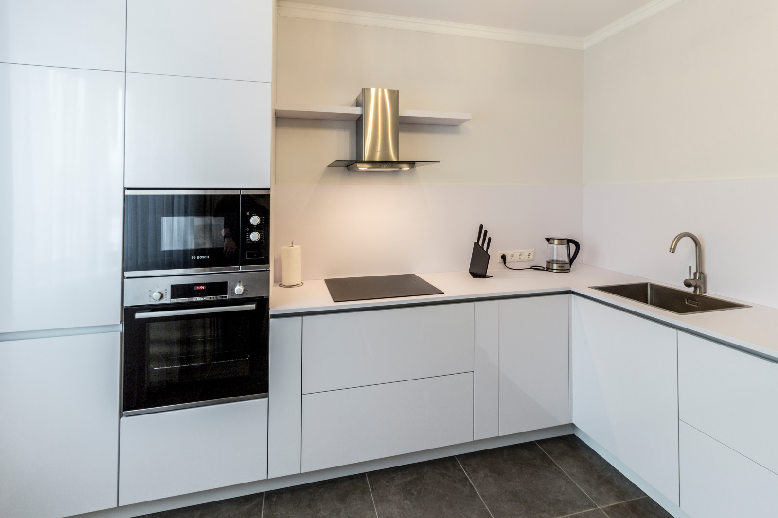 "Белый плен" Белая кухня с прямыми фасадами